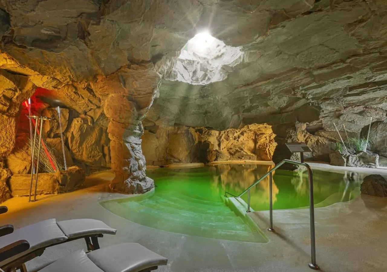 ***** Отель Tombolo Talasso Resort Марина-ди- Кастаньето Италия